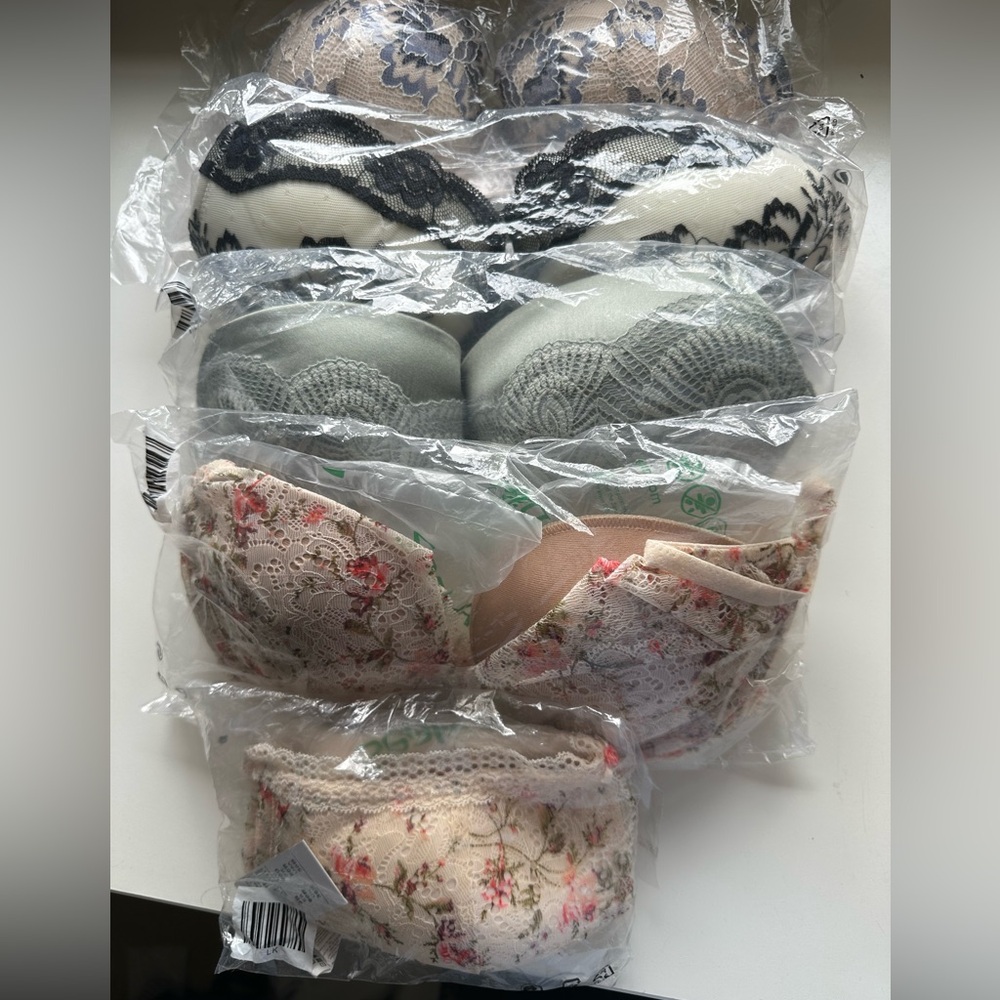 Lot of 5 New With Tags Intimissimi Padded Lace Bras 36B